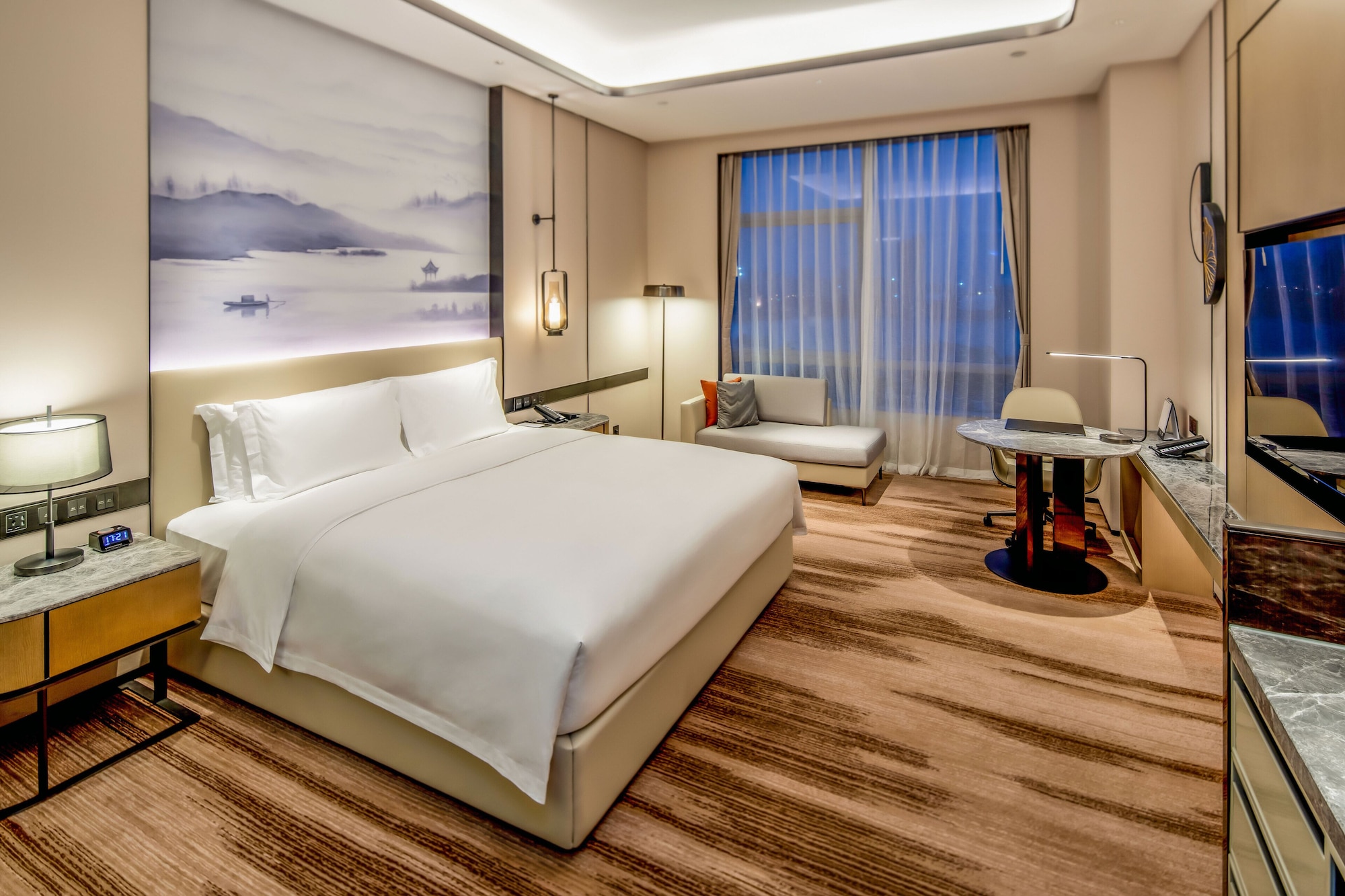 SUPERIOR, KING BED, LAKE VIEW