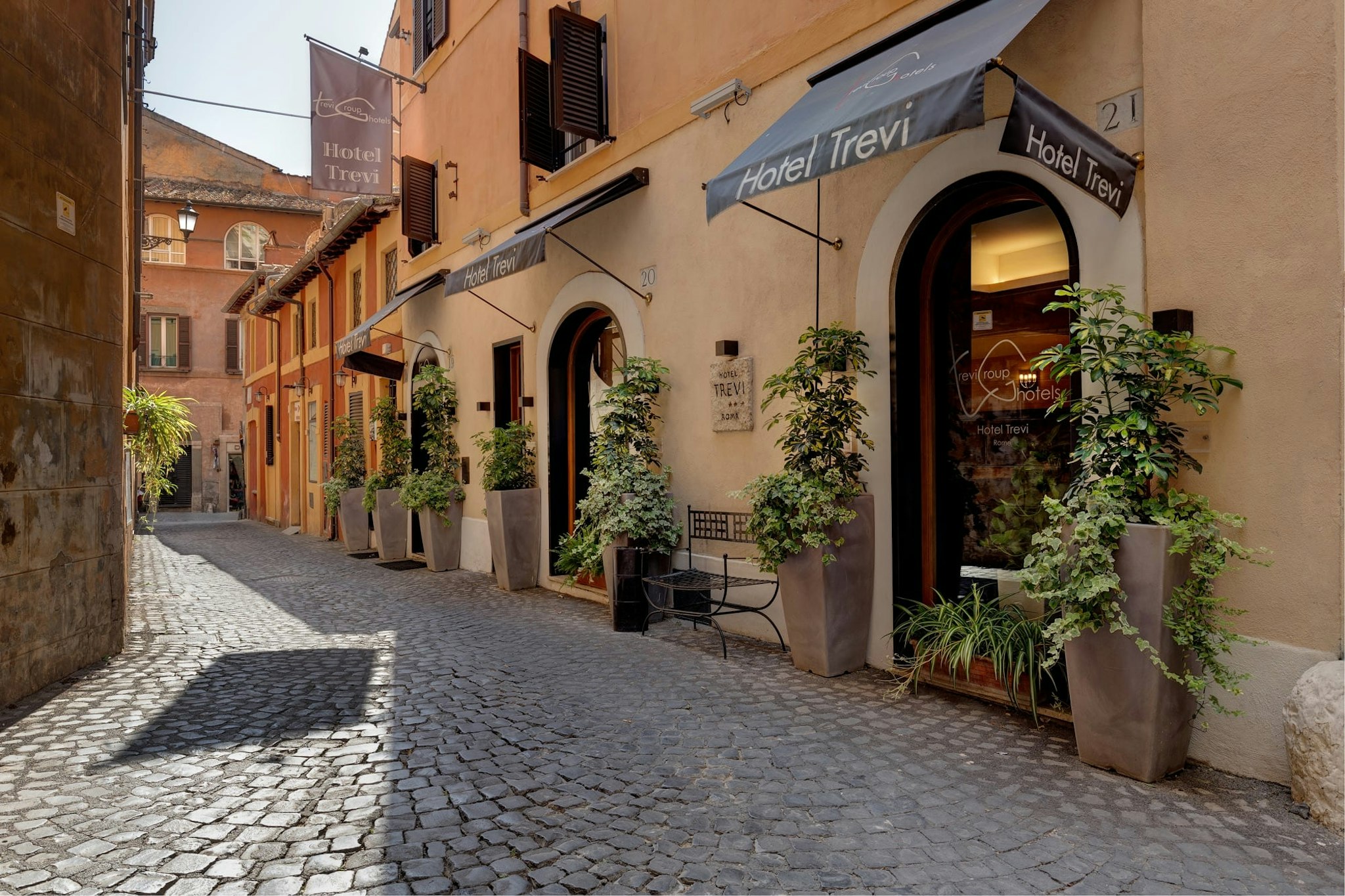 Trevi Hotel 69/79