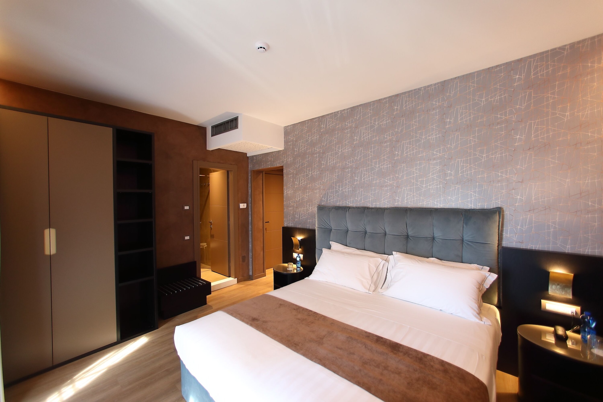 DELUXE, DOUBLE BED