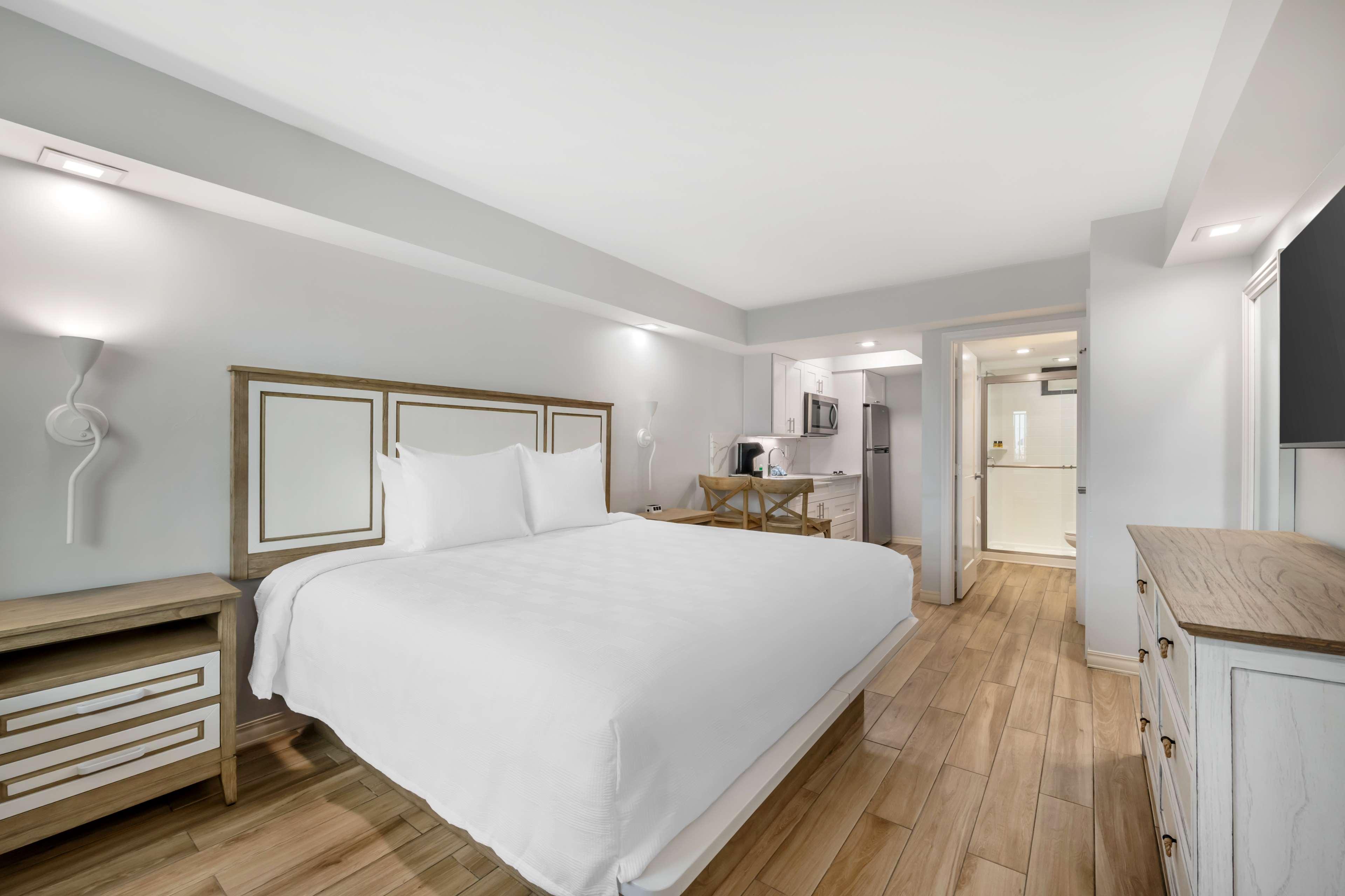 Room, King Bed, Pool Side, Kitchen, Ground Floor, Best Western Plus Beach Resort 2/6