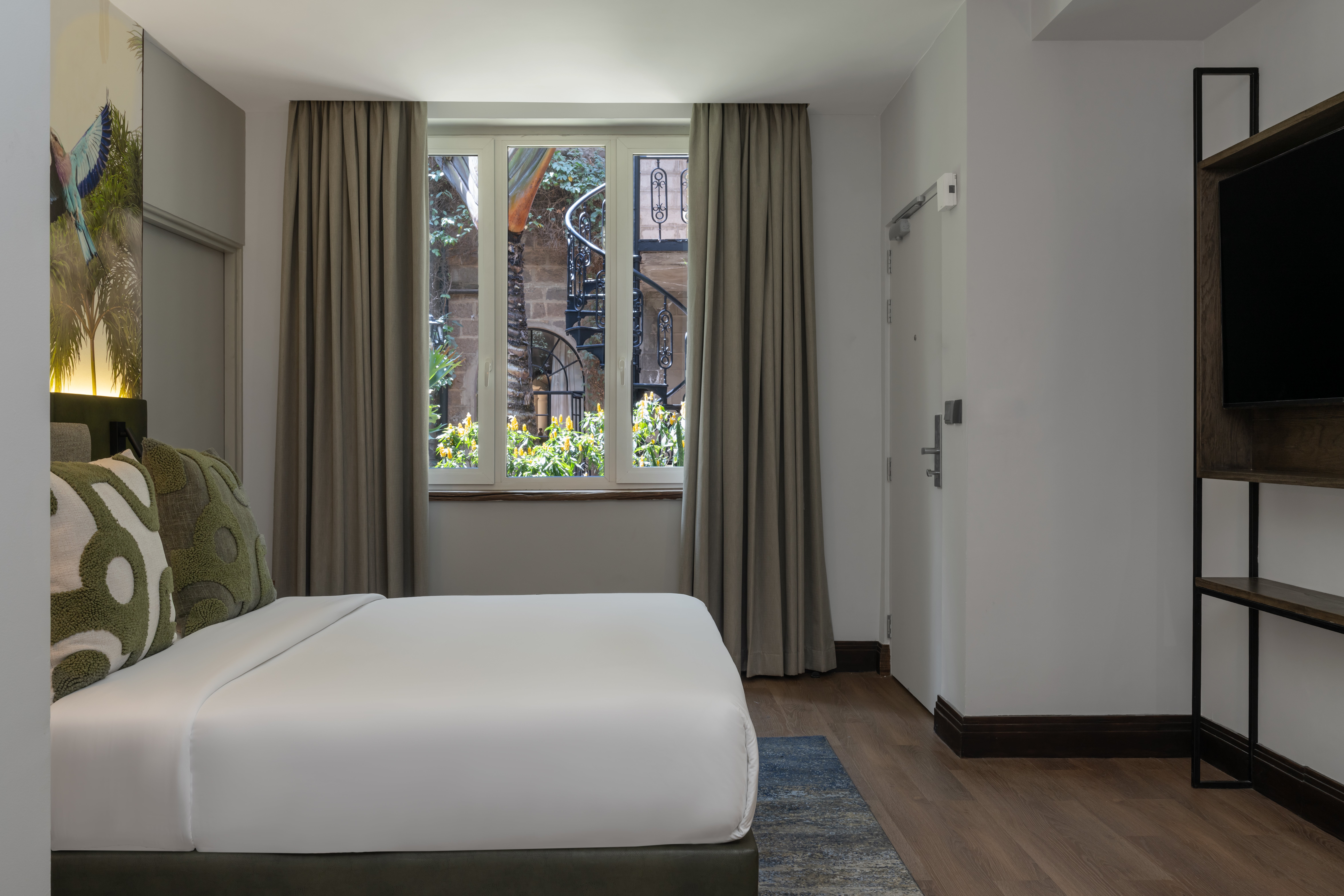 Standard, Queen Bed