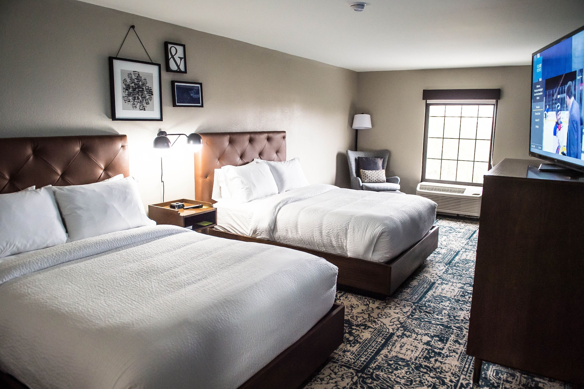 غرفة تقليدية بسريرين كوين، Four Points by Sheraton Greensboro Airport 2/8
