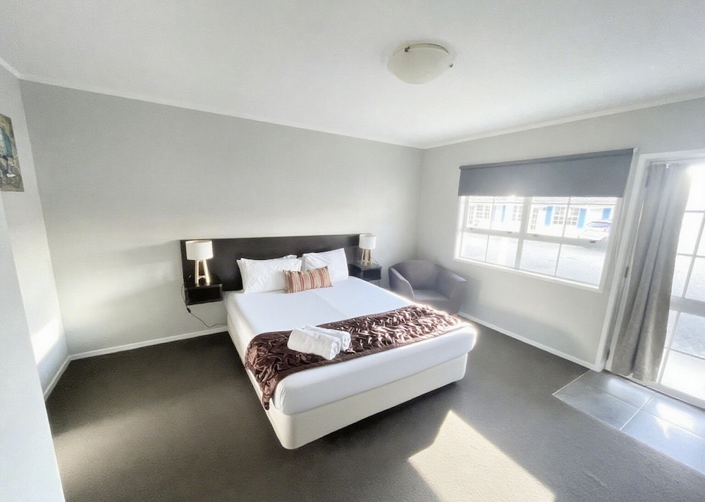BASIC, STUDIO, KING BED