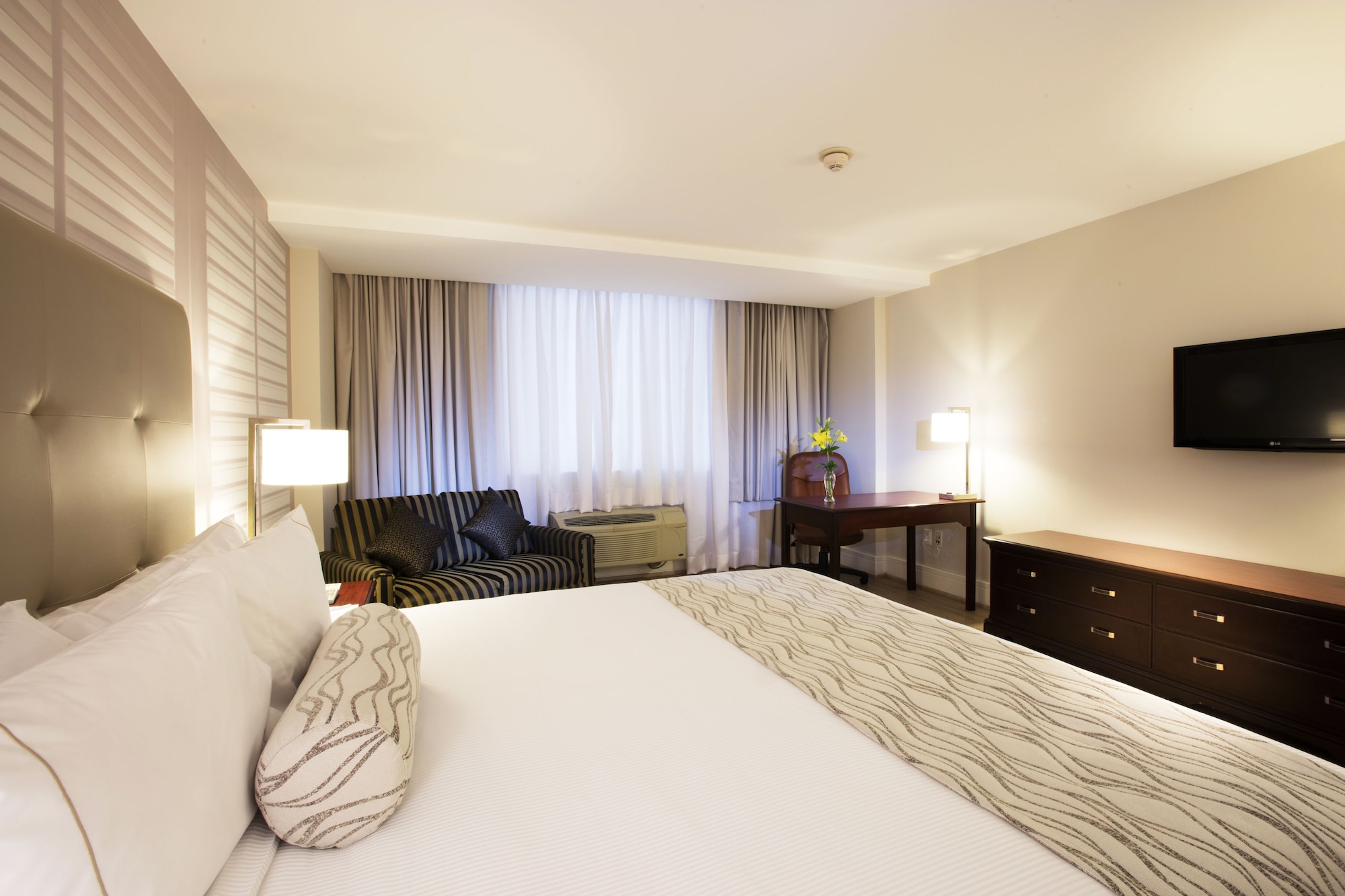 DELUXE, KING BED