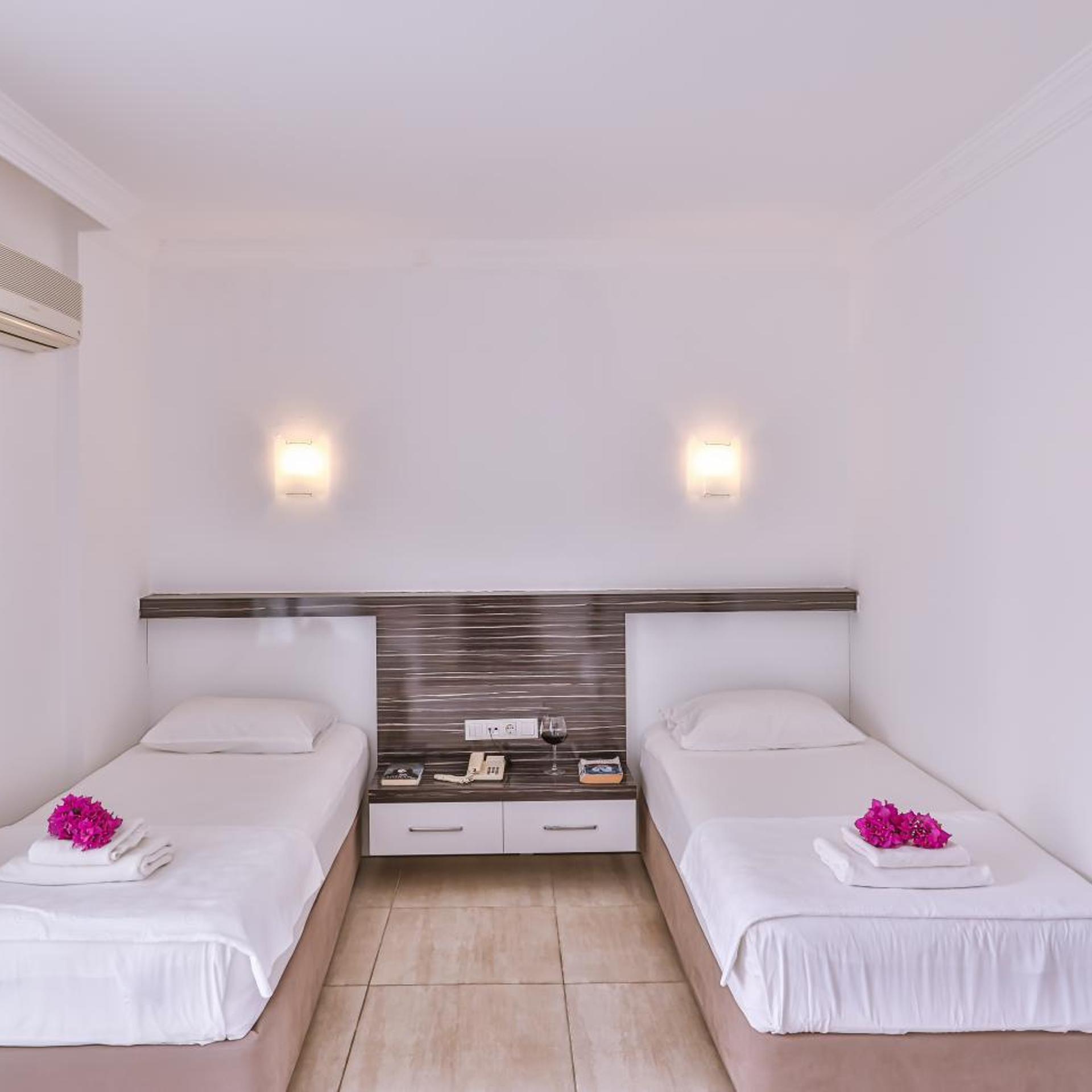 Room, Twin Beds, Lateral Side Sea View