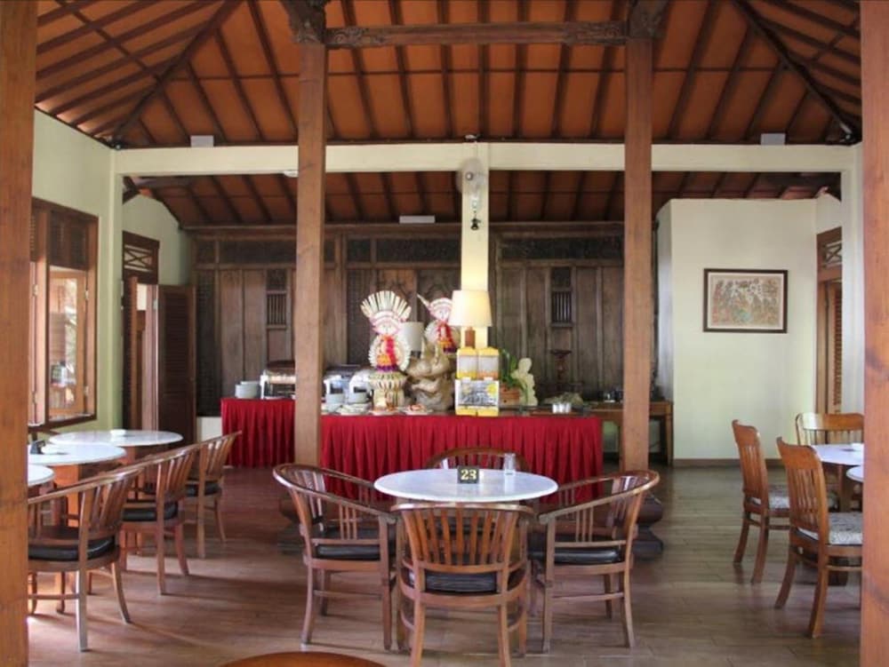 BESAKIH BEACH HOTEL 41/67