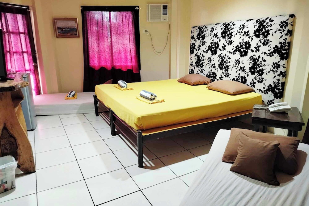غرفة قياسية بسرير مزدوج مع أريكة، Alta Cebu Village Garden Resort 3/6