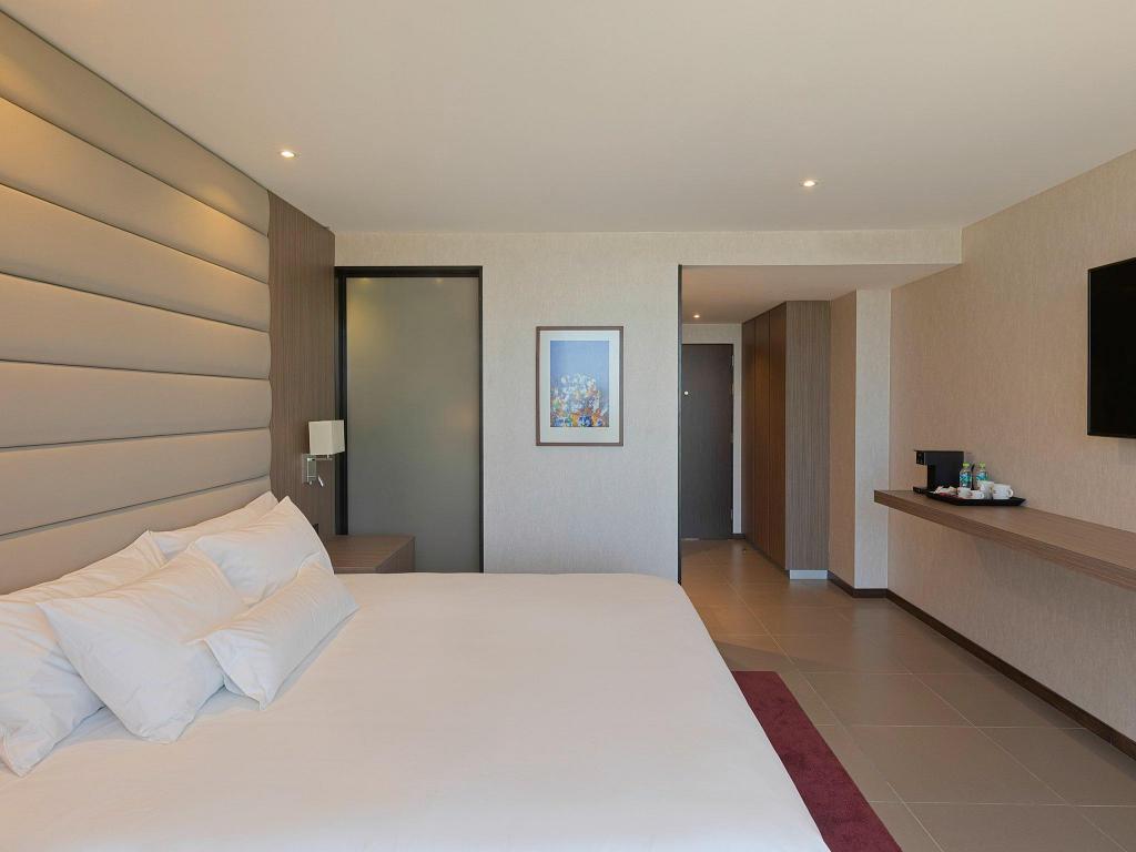 Swiss Advantage, King Bed, Rainforest View
