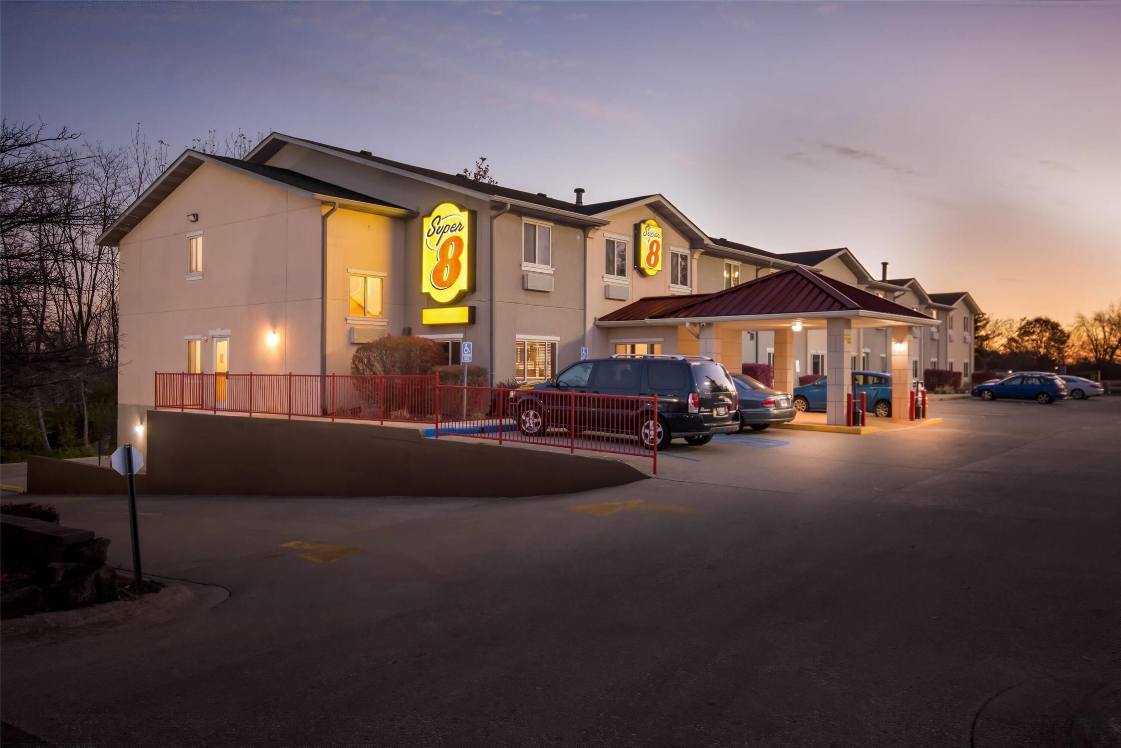 Super 8 by Wyndham Bloomington University Area 2/41