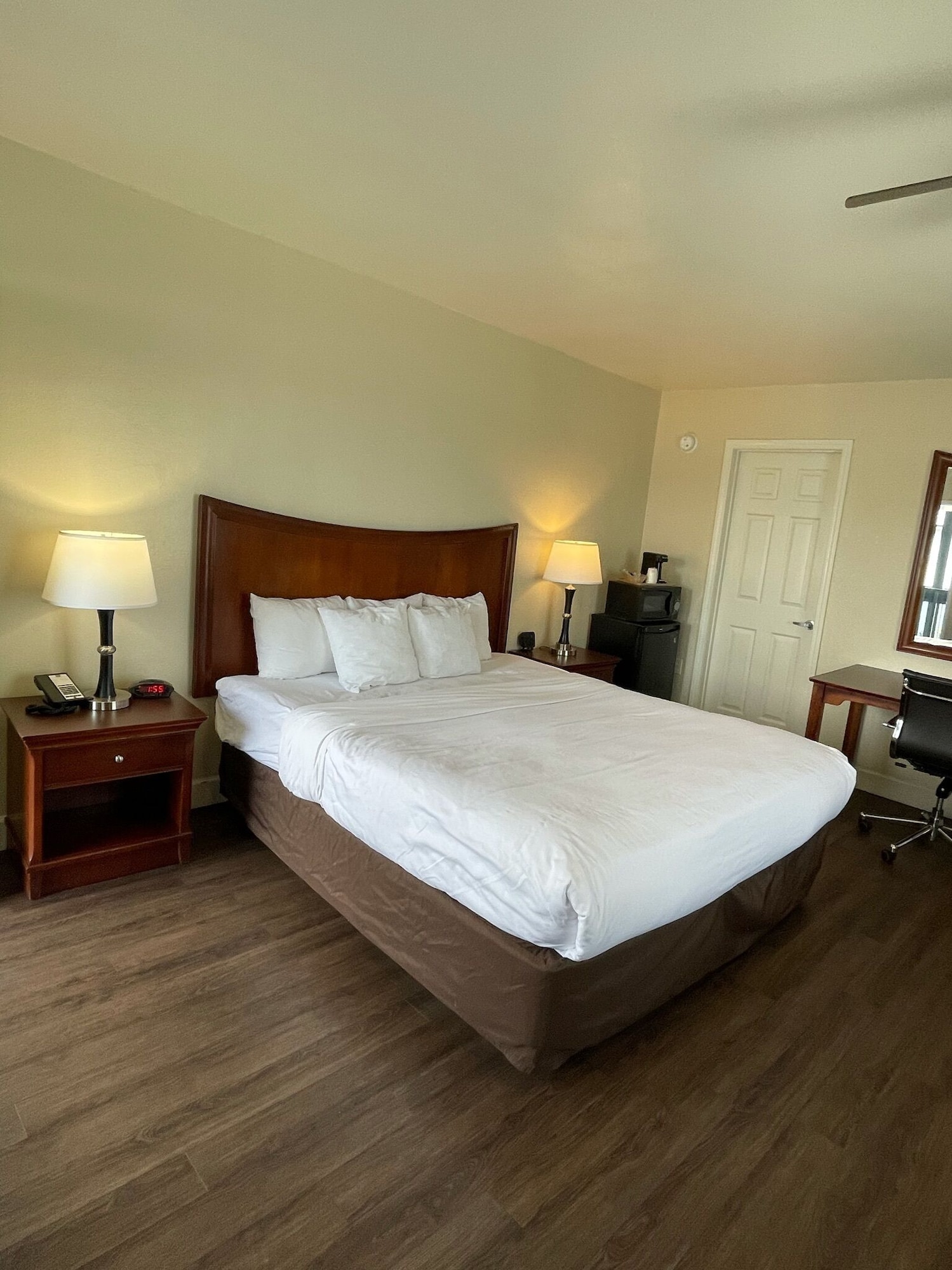 ROOM, QUEEN BED