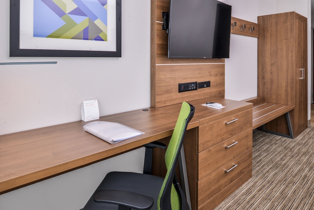 Holiday Inn Express Suites Siloam Springs 48/57