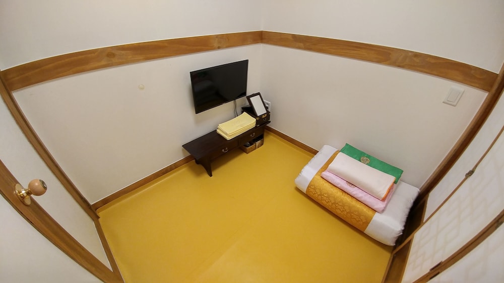 So Hyeon Dang Hanok Guesthouse 63/67