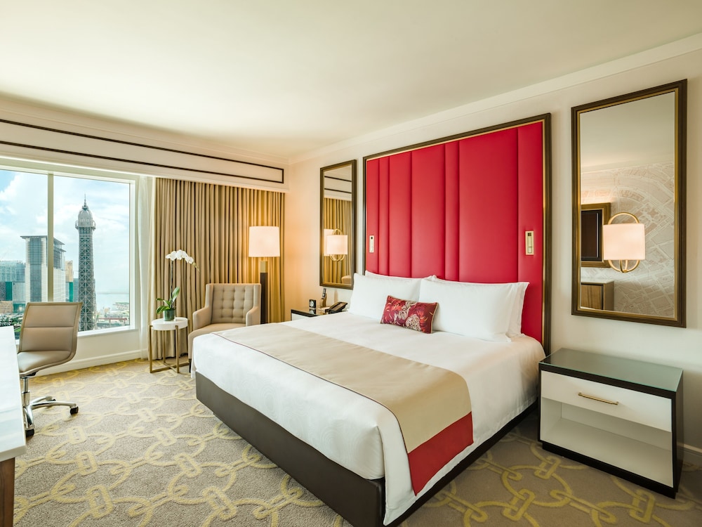 DELUXE, KING BED