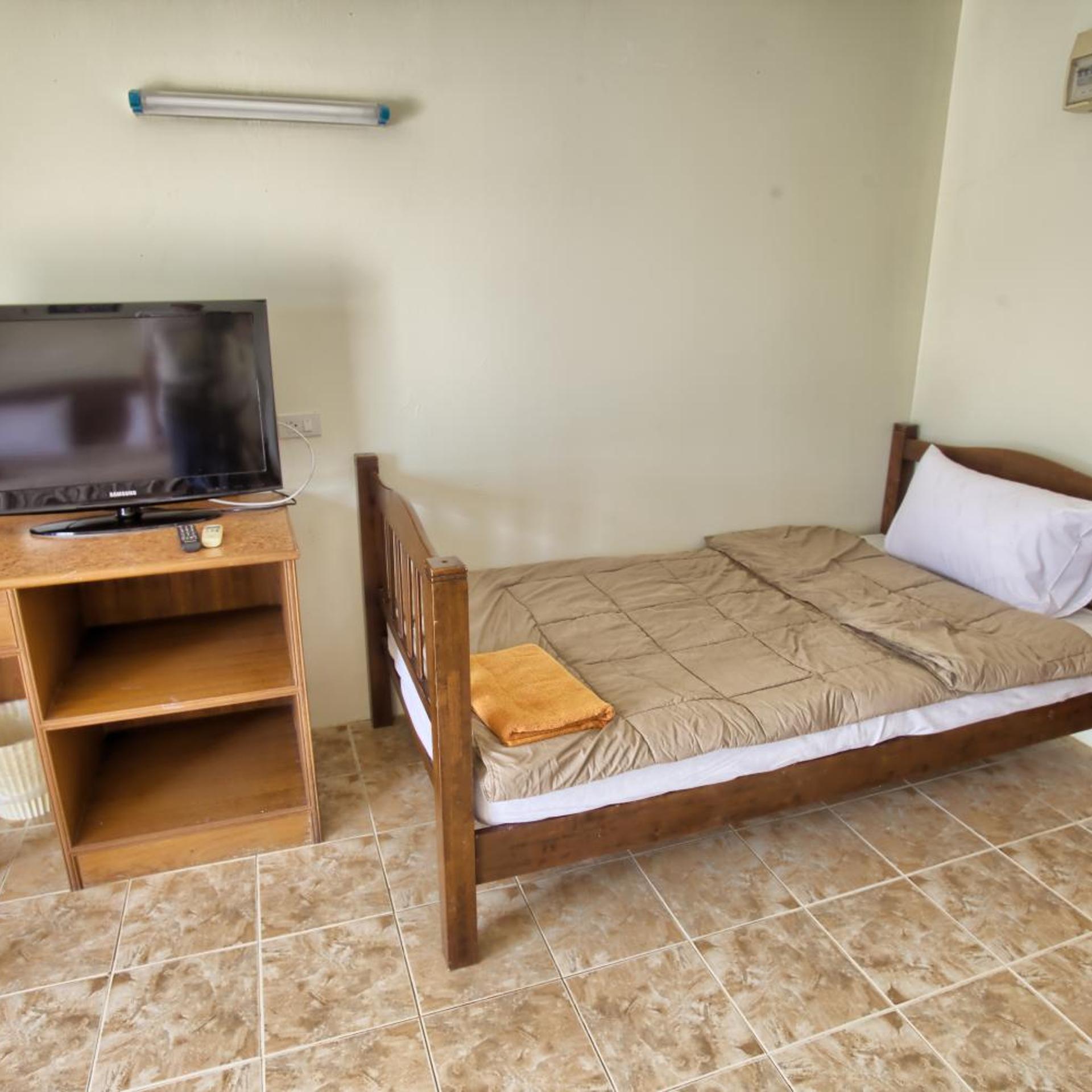 Hugs Guesthouse And Hostel 12/16