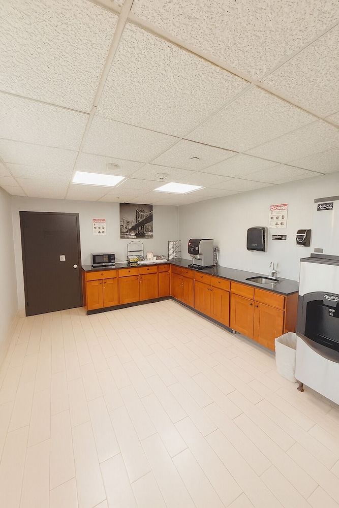 The Floral Park Motor Lodge 8/56