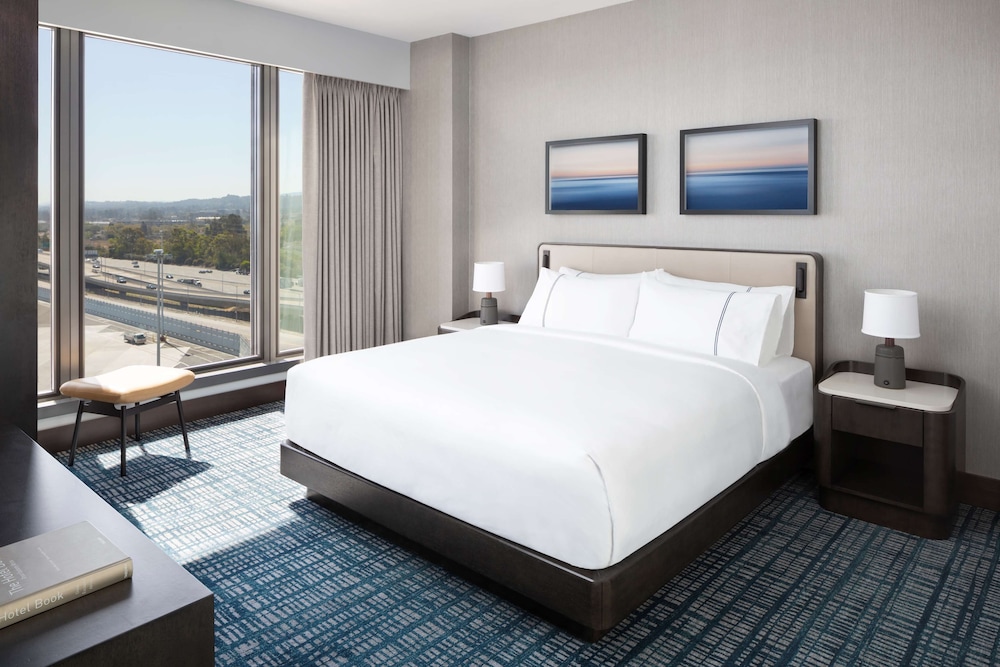 Grand, Suite, King Bed, Accessible