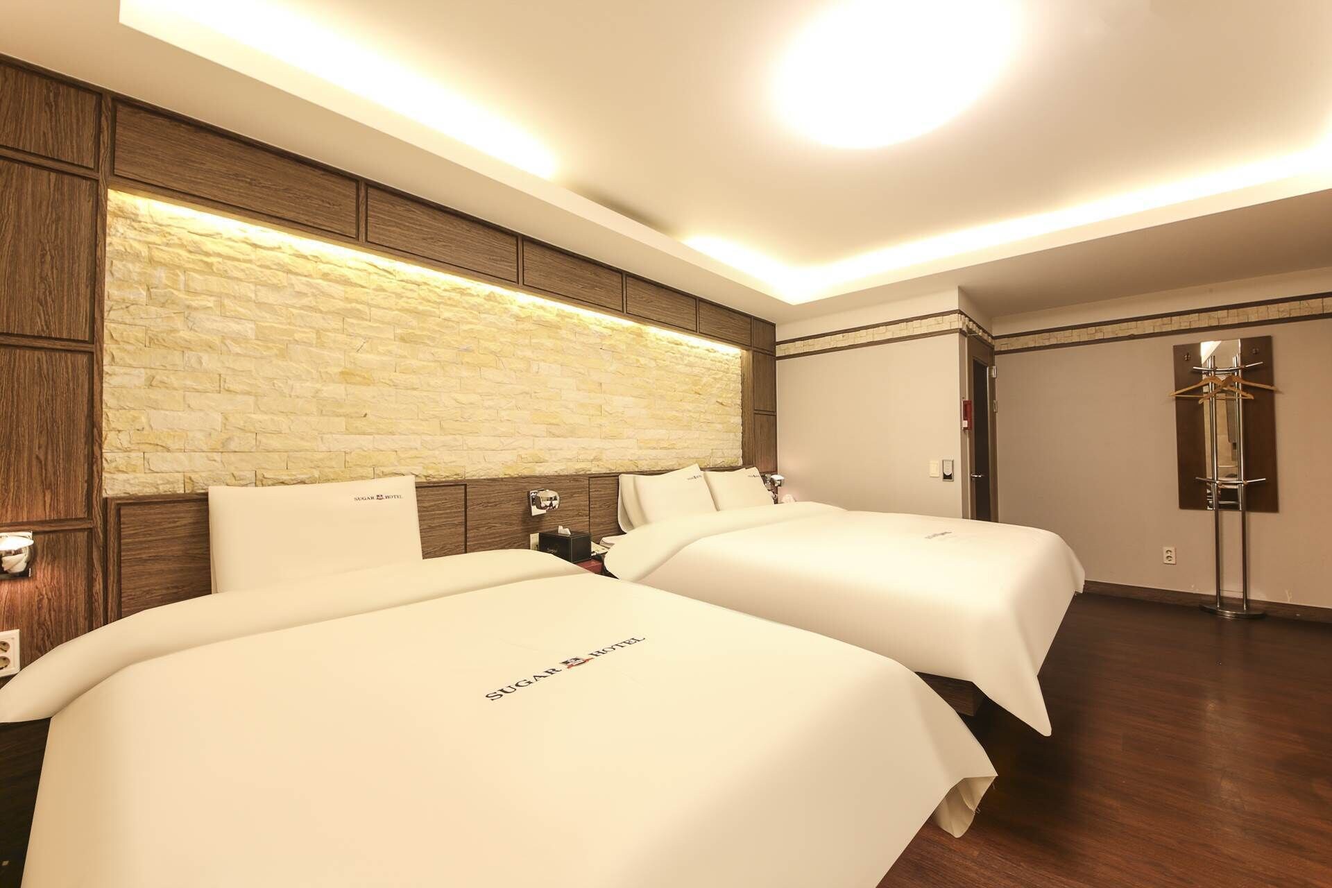 DELUXE, TWIN BEDS