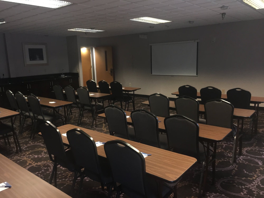 Holiday Inn Express Hotel Suites Laurinburg 40/40