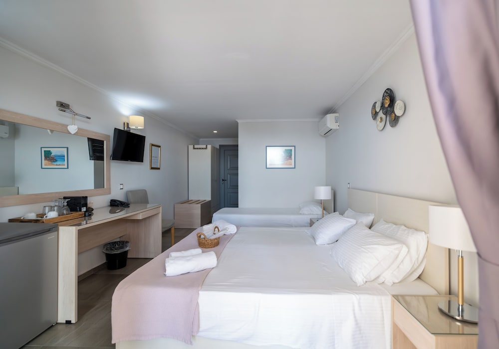 La Luna Hotel 11/50