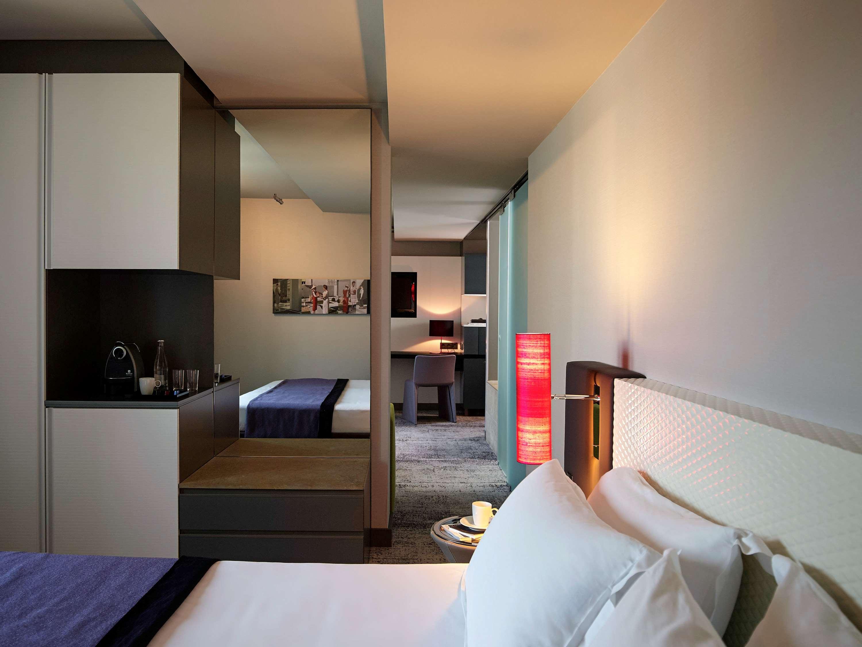 SPACIOUS, JUNIOR SUITE, KING BED