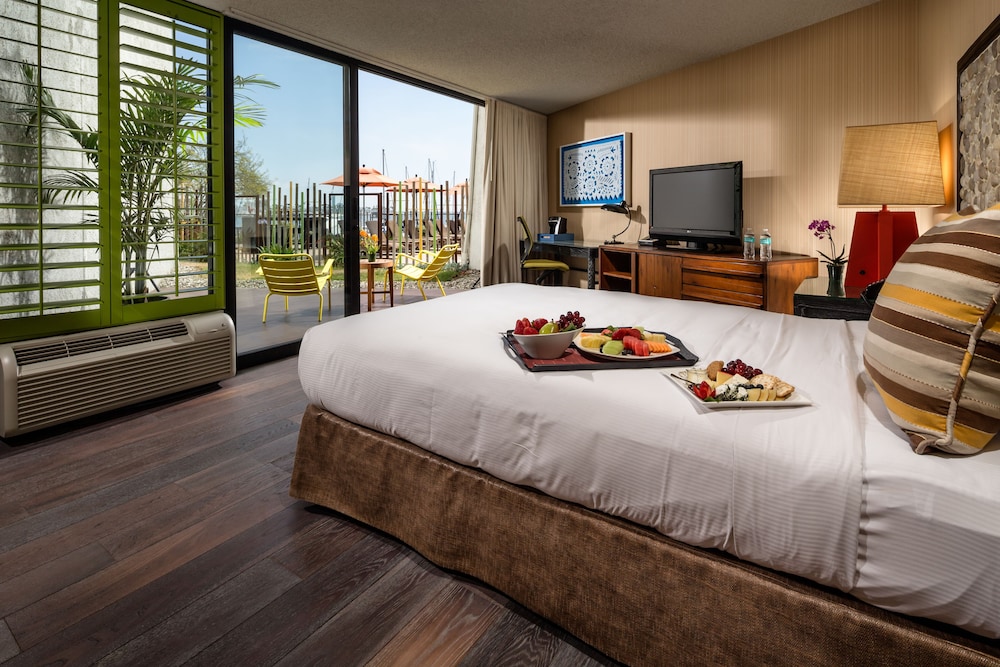 DELUXE, KING BED, WATER VIEW, SOFA