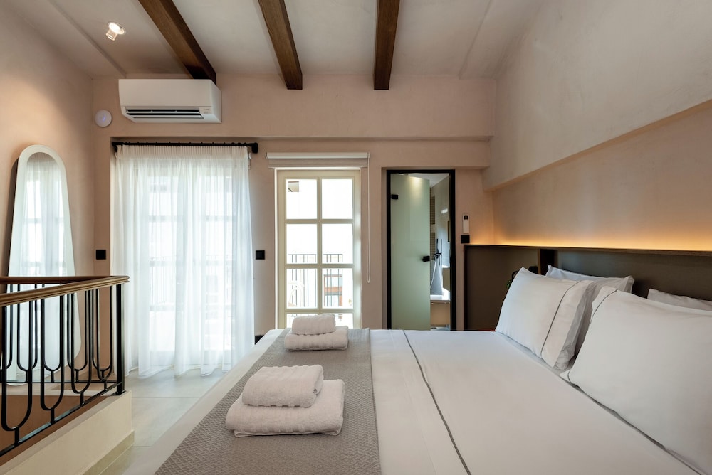 SIGNATURE, SUITE