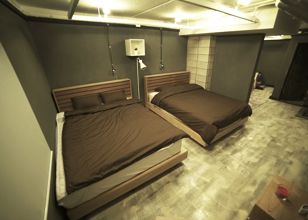 That House - Hostel 25/57