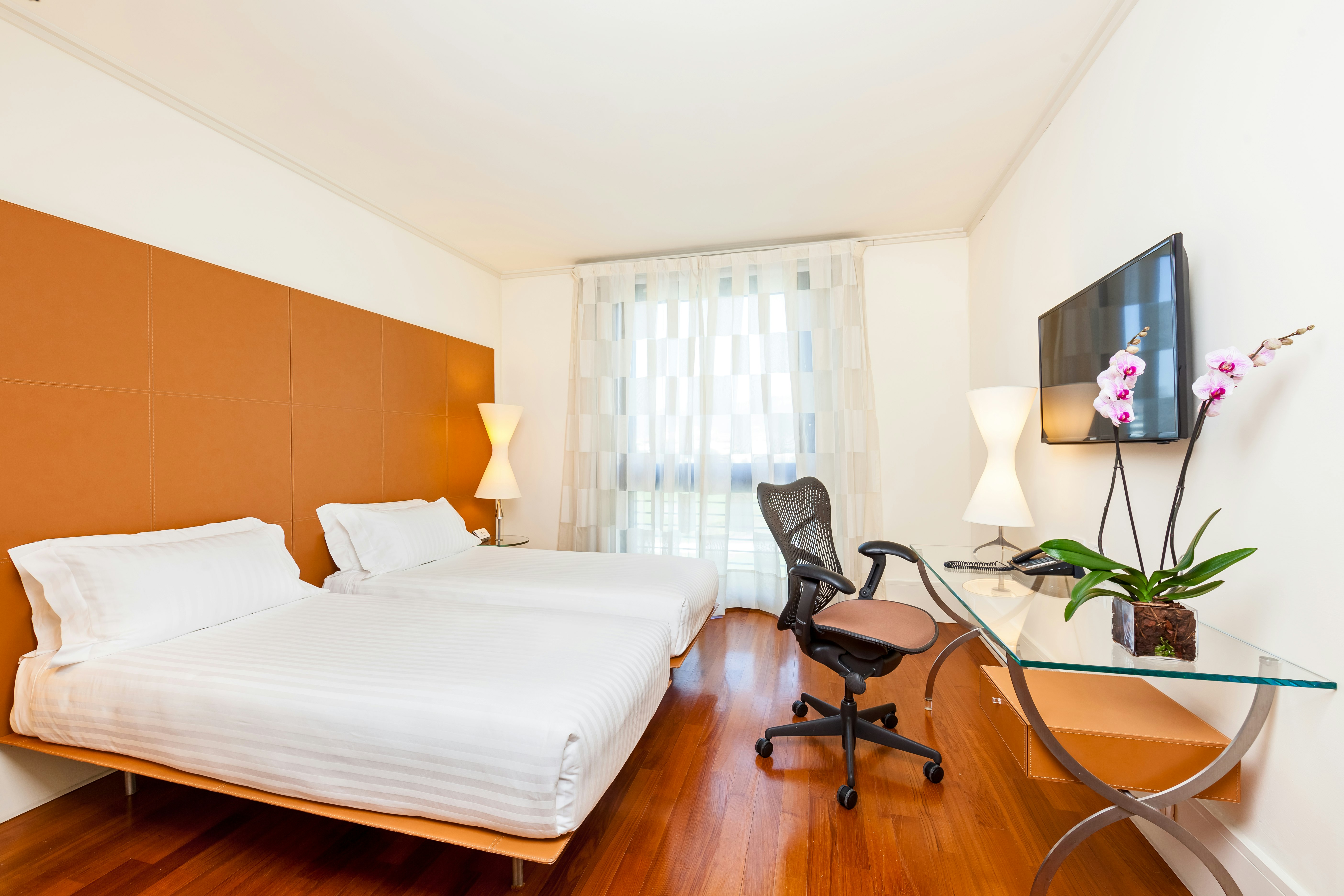 ROOM, TWIN BEDS
