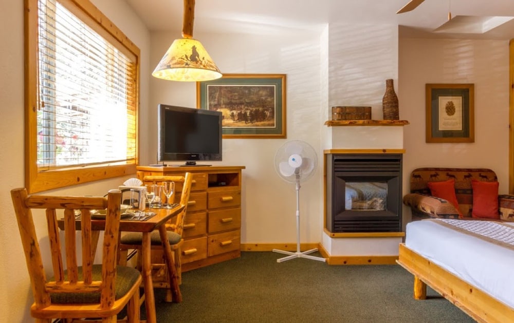 Red Wolf Lakeside Lodge 36/60