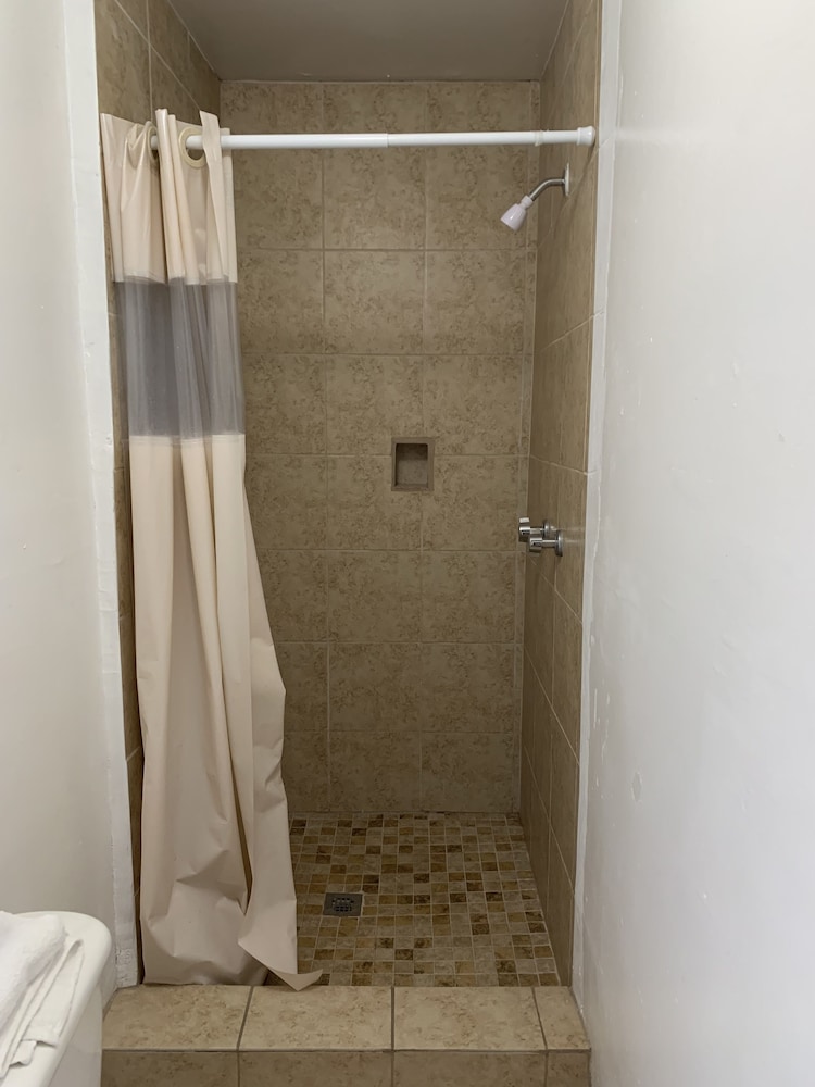 Loma Alta Motel 6/22