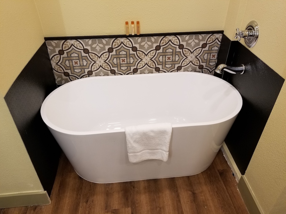 Basin Park Hotel 66/69
