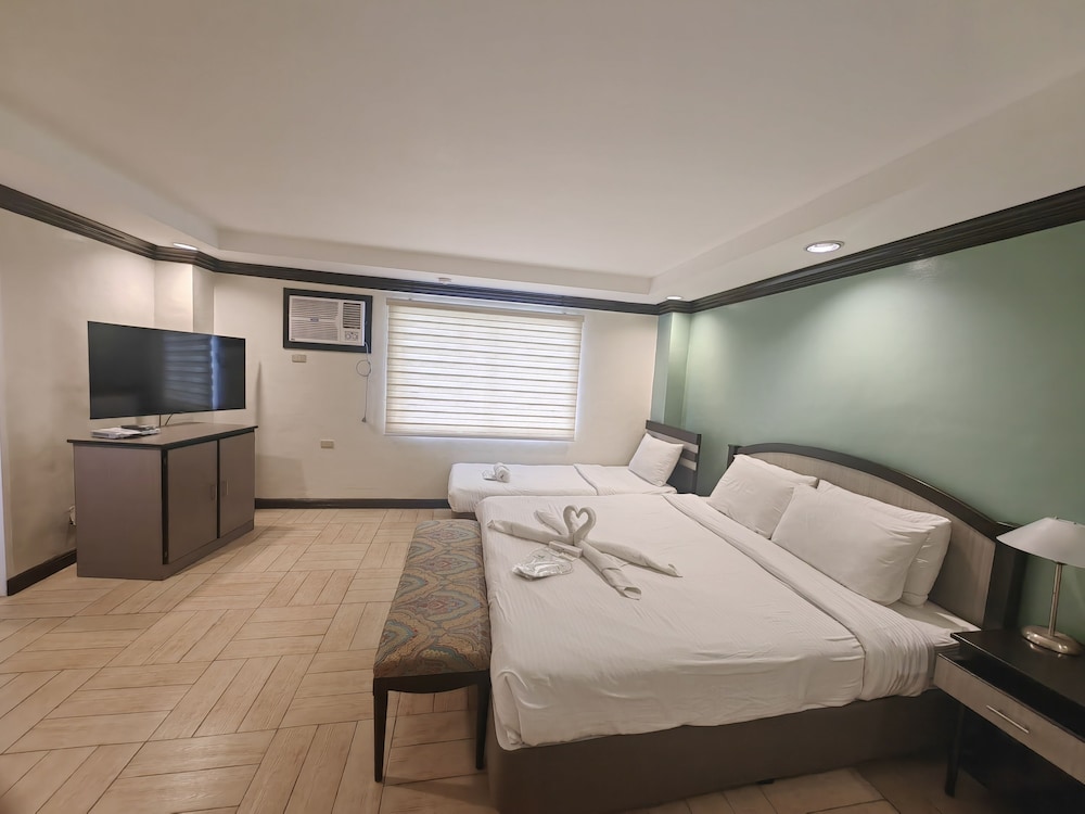 DELUXE, KING BED