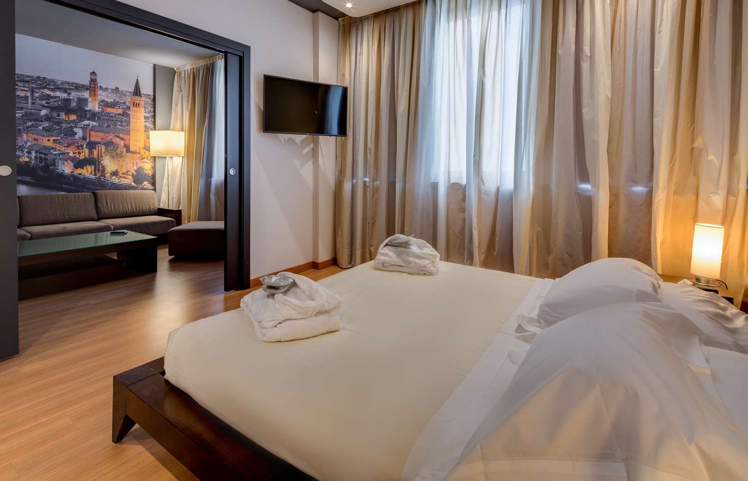 Suite, 1 Queen and 1 Single Bed, 2 Bathrooms, Living Area