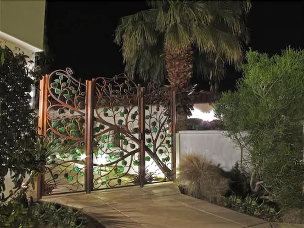 Alcazar Palm Springs 27/37