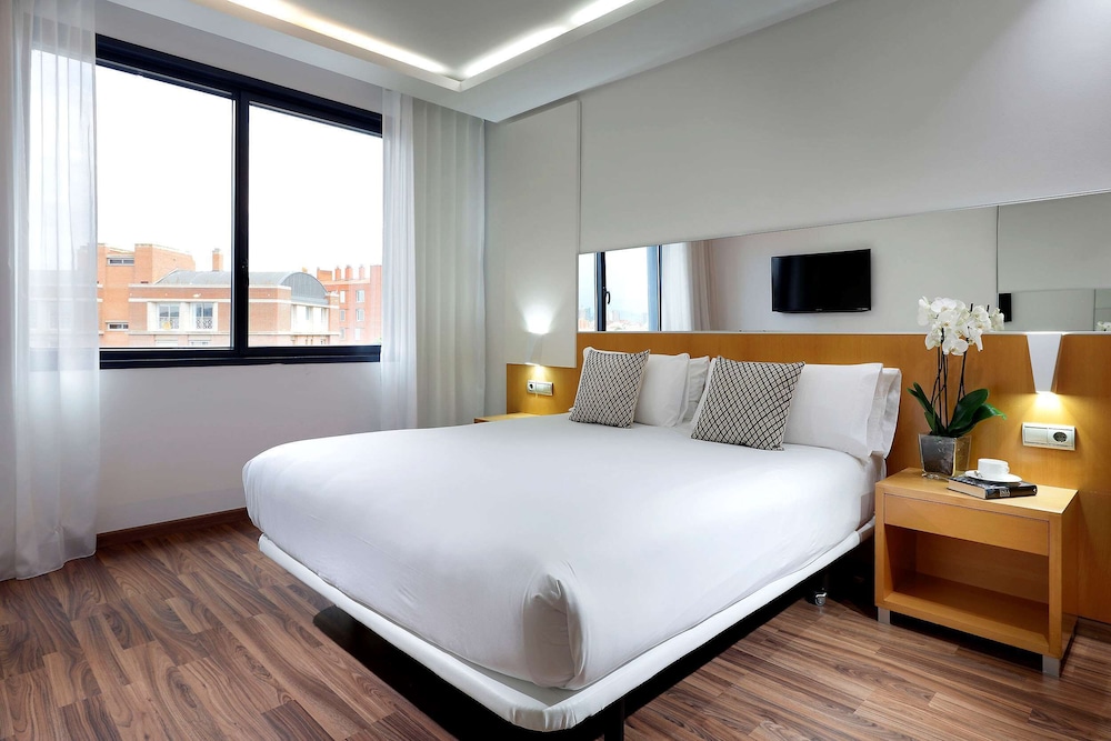 SUITE, QUEEN BED