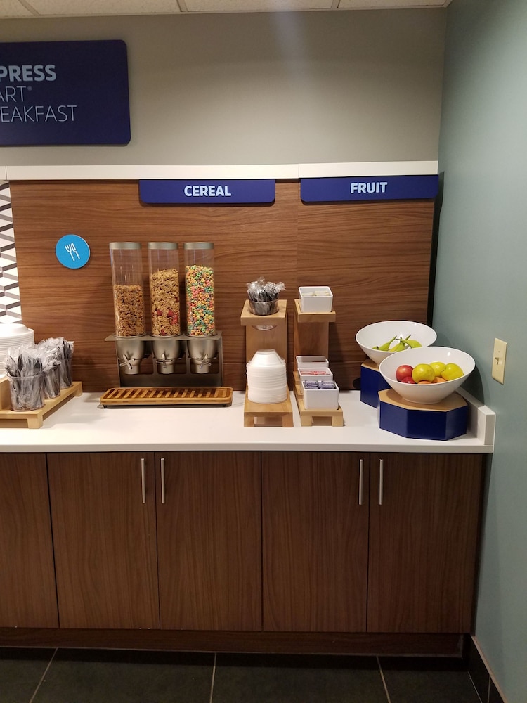 Holiday Inn Express Hotel and Suites Kingsport-Meadowview I-26 20/30