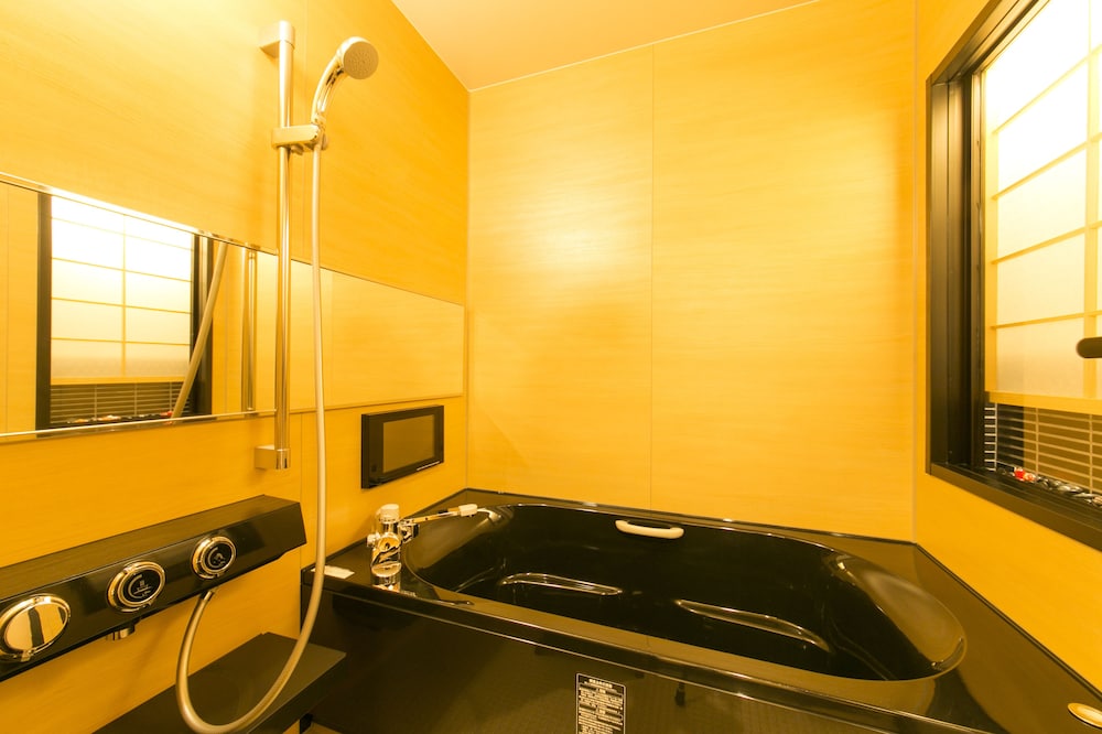 TRADITIONAL, PRIVATE BATHROOM