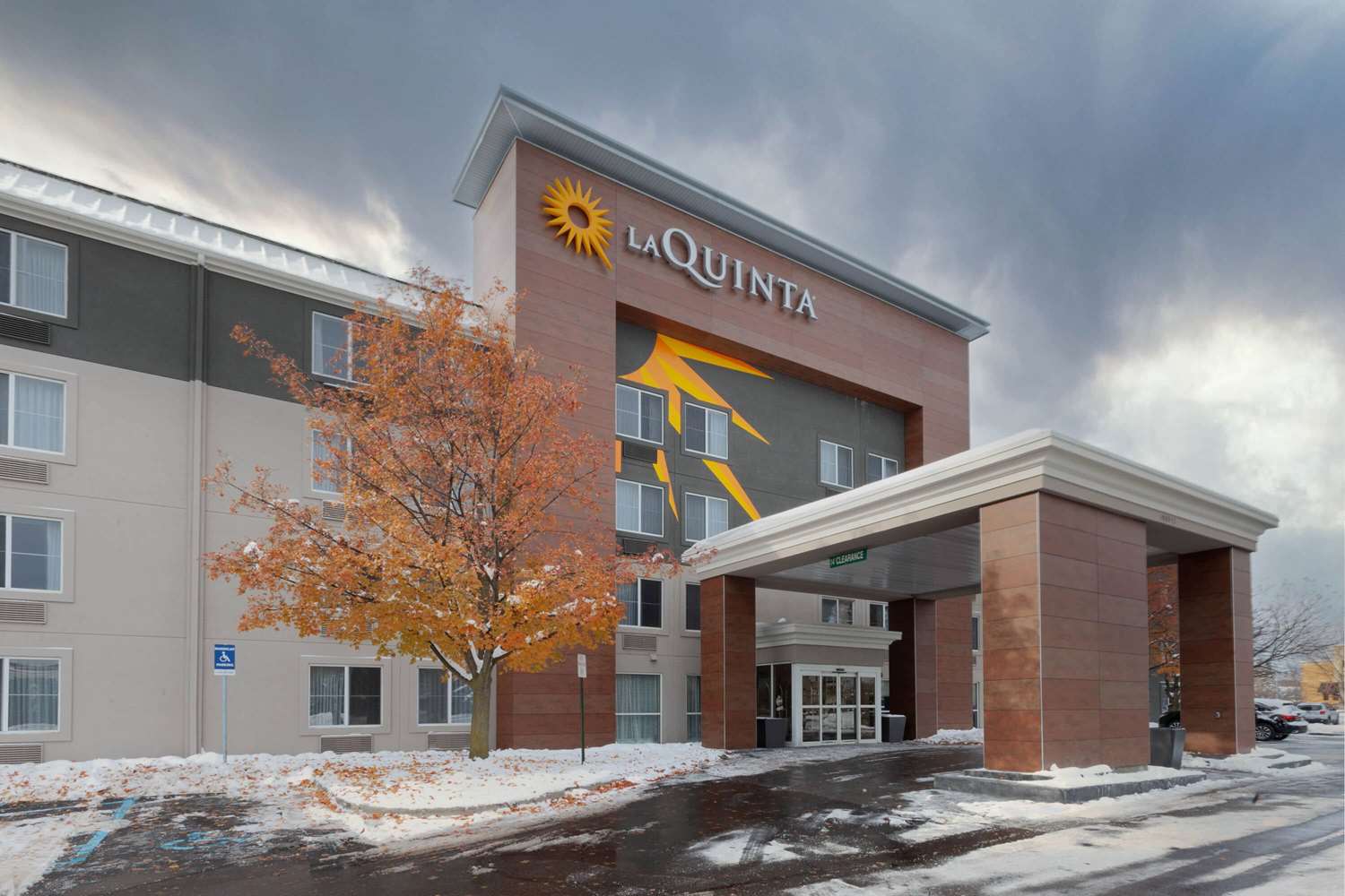 La Quinta Inn & Suites by Wyndham Detroit Utica 2/49