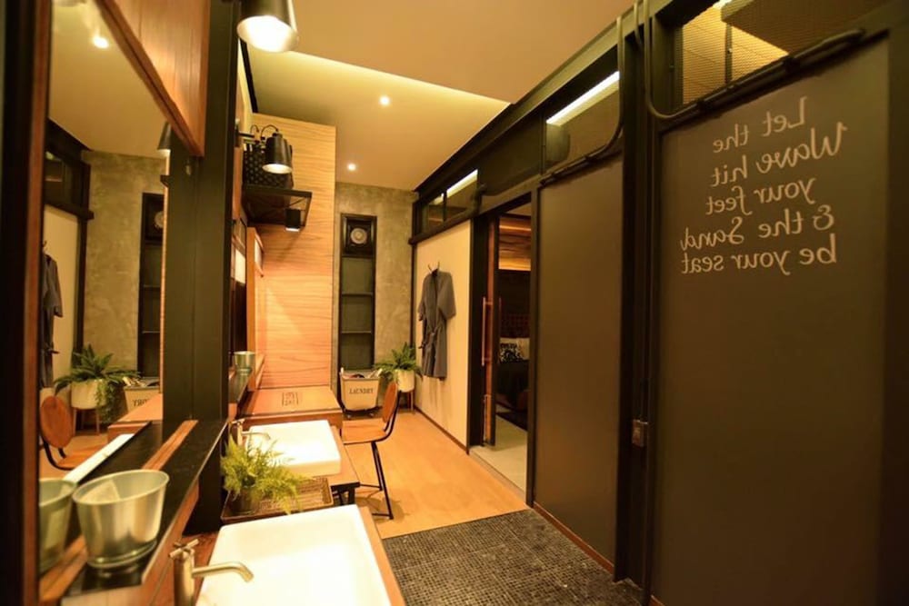 The Cabin Beach Resort 7/63