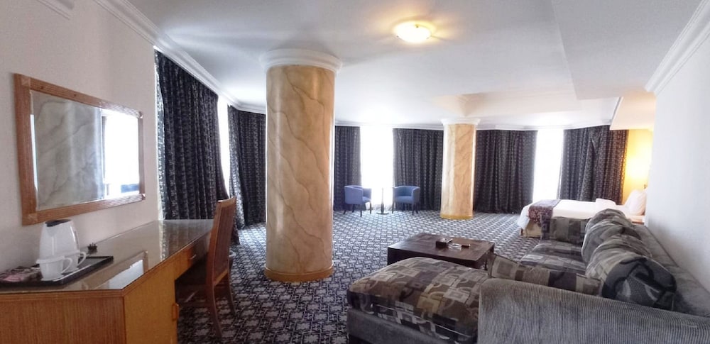 Phoenicia Tower Hotel 39/67