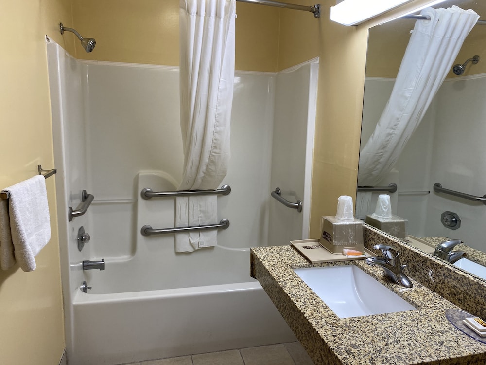 Rodeway Inn Baxley, GA 83/86