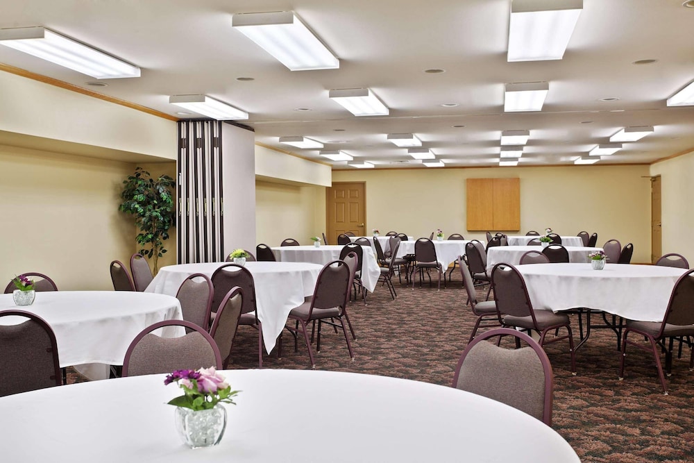 Country Inn & Suites by Radisson, Galena, IL 59/67