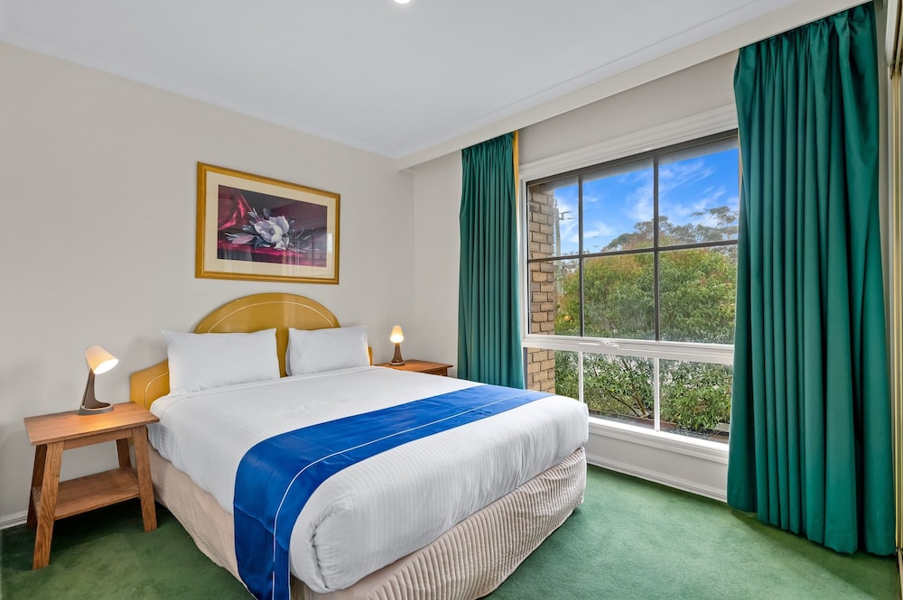 2 Bedrooms, Family Suite, Queen and Twin Beds, Kitchenette, ROWVILLE INTERNATIONAL HOTEL 2/5