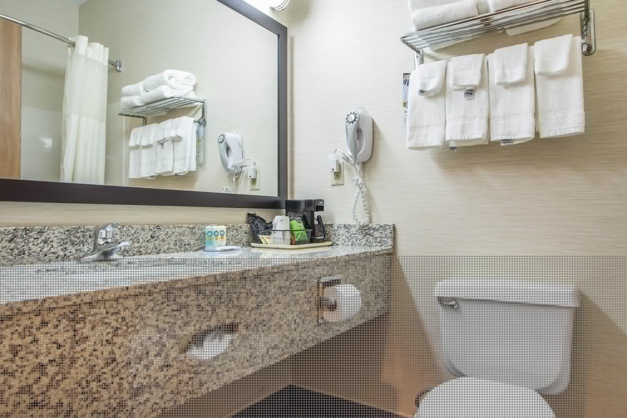 غرفة قياسية بسريرين كوين للمدخنين، Quality Inn & Suites Bloomington I-55 and I-74 2/2