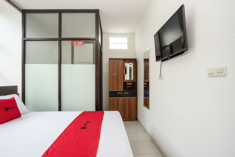RedDoorz near Eka Hospital BSD City 9/29