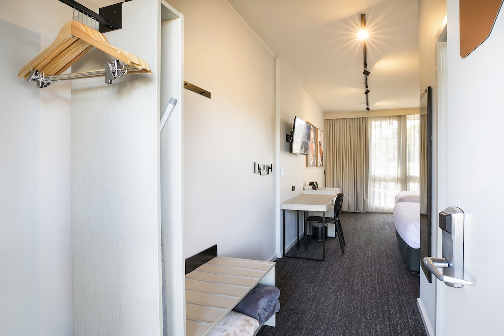 Sandown Park Hotel 24/42