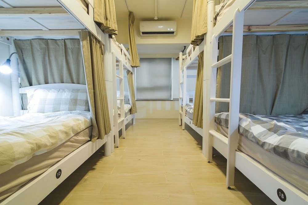 PRIVATE, MIXED DORM, 6 PEOPLE, SHARED BATHROOM
