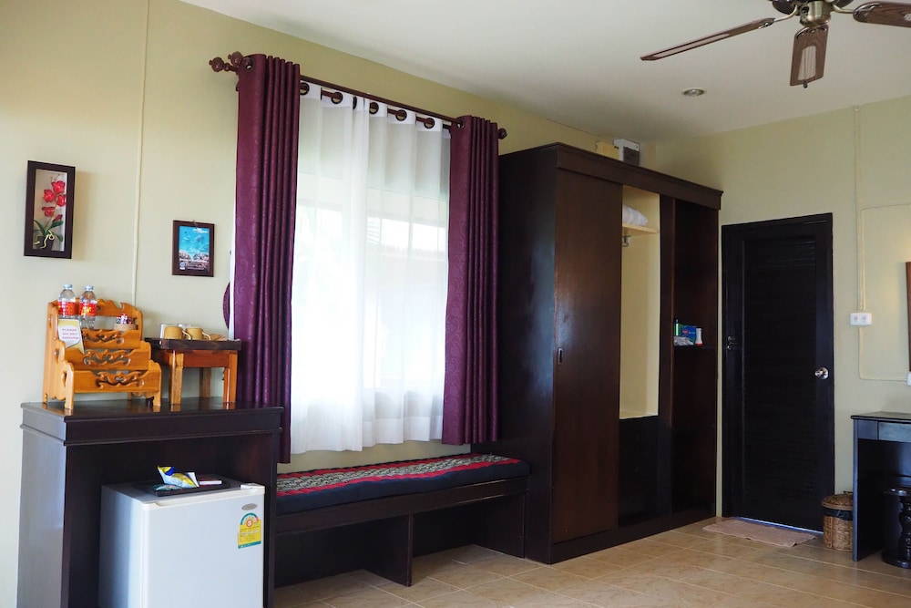 Lanta Castaway Beach Resort 8/50