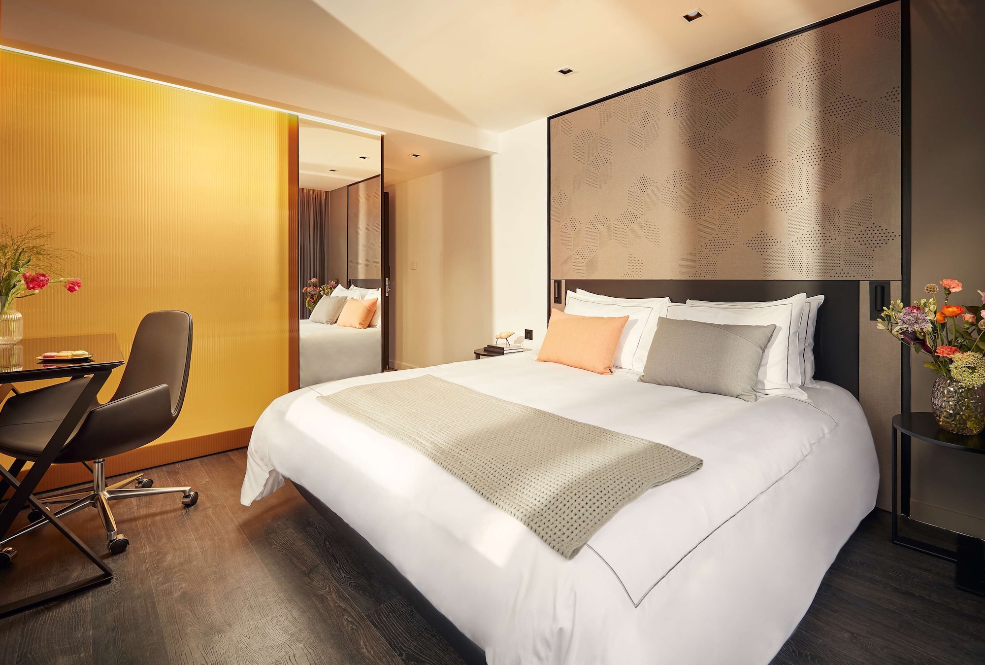 DELUXE, QUEEN BED