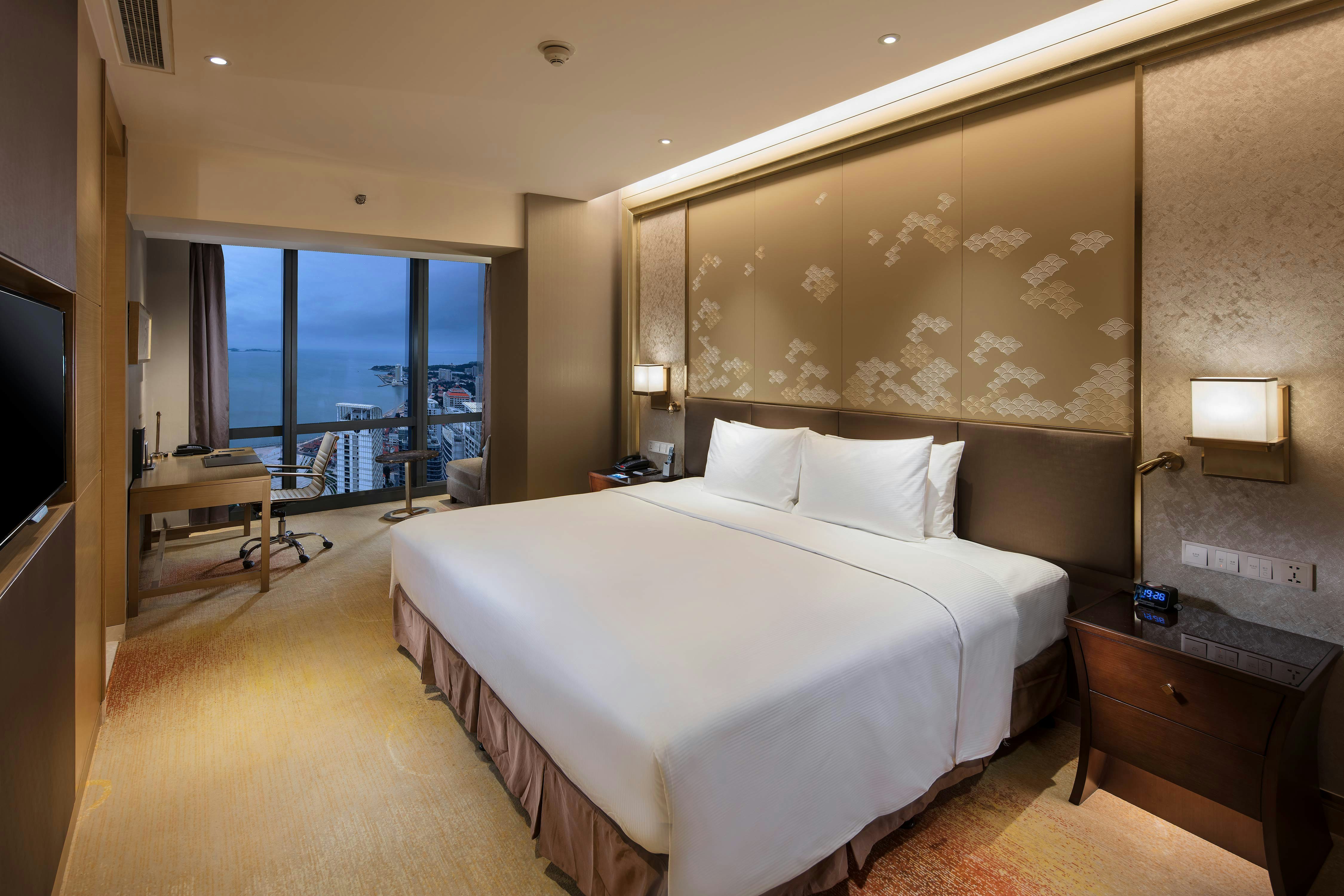GUEST ROOM, KING BED
